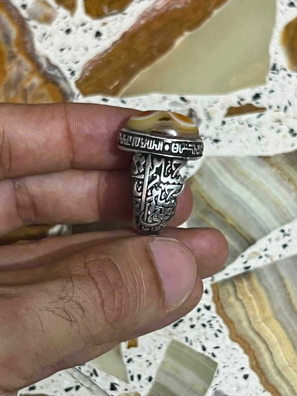 الإمام علي بن أبي طالب عليه السلام:
صمت يكسوك الكرامة، خير من قول يكسبك الندامة.

بغداد الحبيبيه 

لايوجد توصيل 

***********
