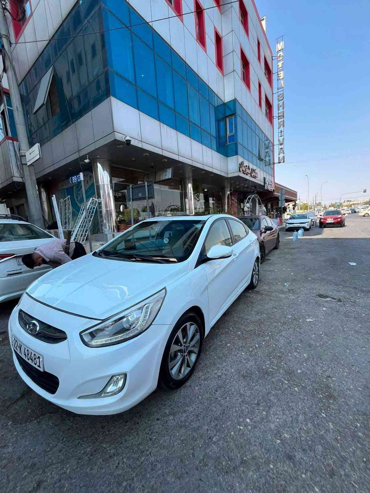 90ورقه بيه سريع 
بيع سريع اكسنت 2017 فول موصفات لاخير سياره مكفول من 
حادث بيه فقط بارد بل جاملغ وشويه صبغ بل بنيد مكينه 1600دبل قطره محرك وكير وحدايه وتبريد كله كفاله عامه مكان حله بصف سيطرة لاثار ***********
