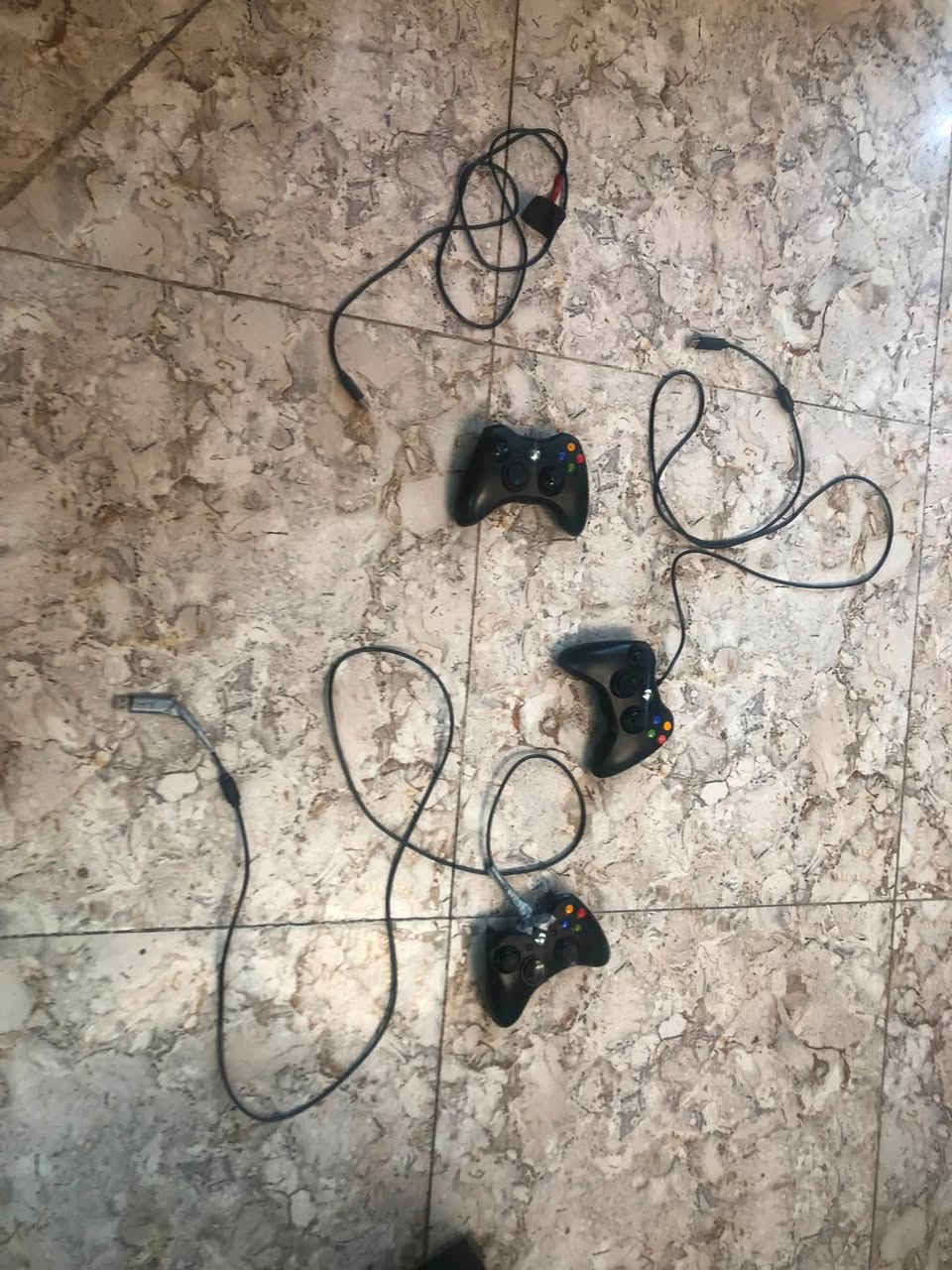 للبيع اكس بوكس نضيف بي 3 يدات وبي 30 لعبه السعر 80 وبي مجال المكان الفلوجه الجغيفي الثانيه للتواصل ***********
