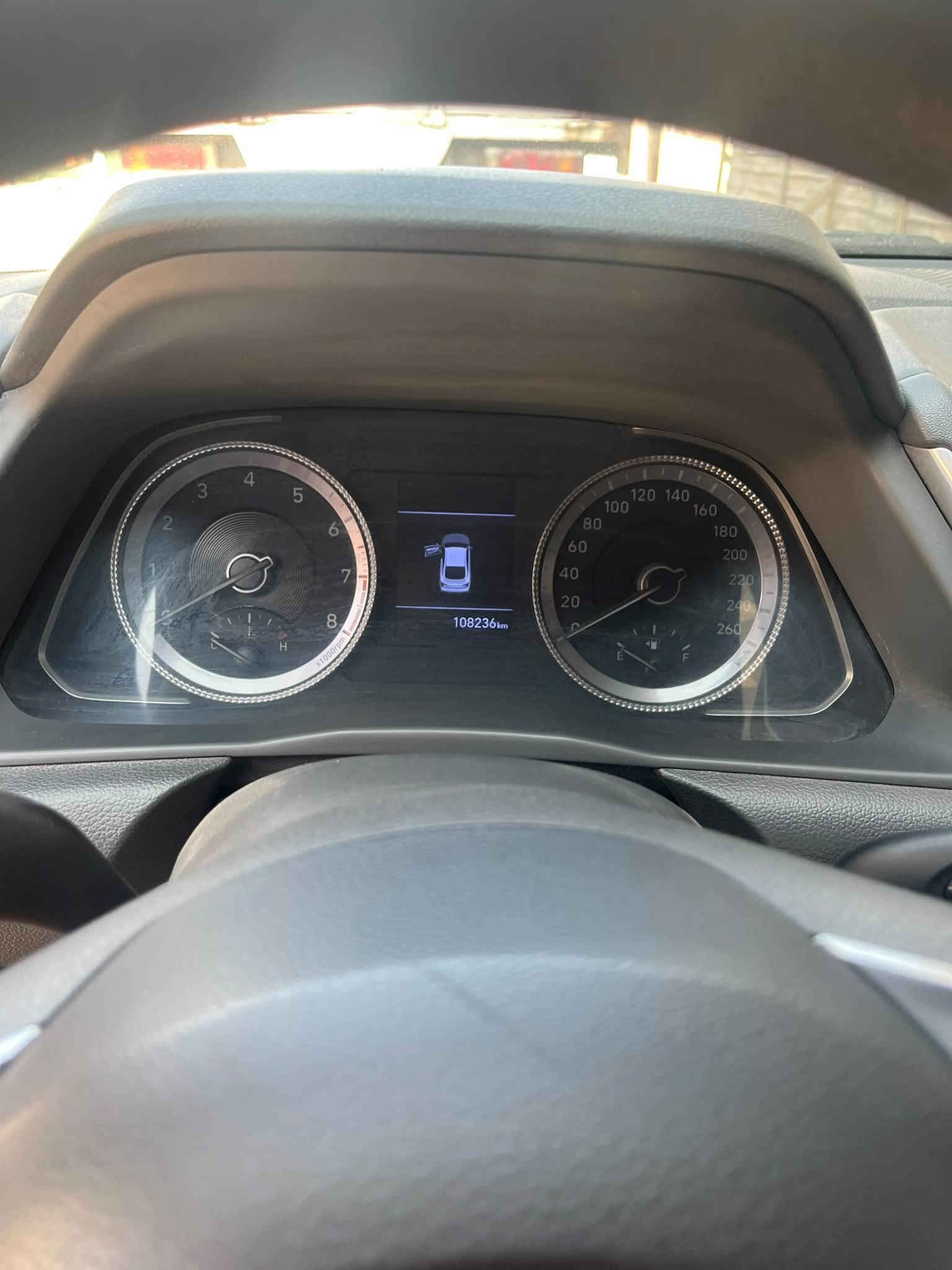 السلام عليكم
سوناتا خليجي ٢٠٢٠
محرك ٢٠٠٠ دوش
ماشية 108 km 
مواصفاتها standard 

گير بيانو ، مقاعد جلد، شاشة كاربلاي حساسات امامي خلفي، لون السيارة شمباني متغير ، بالليل رصاصي بالنهار فضي وذهبي 

السيارة نضيفه اخذتها بيها ضربه كلش خفيفه بالجاملغ مال سائق 
وعندي تضرر البنيد فقط الحافه مال عكس السائق بدون دواخل الضربه خفيفه والسيارة كلش نضيفه .

للأستفسار ( *********** )

