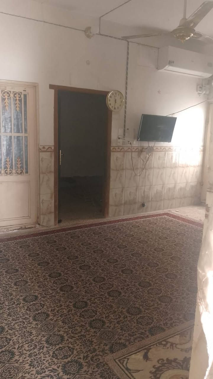 #بيت #للبيع – #فرصة #مستعجلة #جدًا الموقع #مميز جدا يبعد أقل من 100 متر عن #حرم #مسجد #السهلة المعظم، مجاور الطابو الصرف مباشرة .

 الموقع: النجف الاشرف - الكوفة – السهلة، شارع الزوار

#يبعد #فقط 100 #متر عن #مسجد #السهلة #المعظّم

🔹 المساحة: 100 متر

🔹 الطابو: زراعي – سند 25

#مشمول #بالتطويب ( فية رقم من البلدية) مع صورة #التصميم الأساس للتمليك ( #مرفقة بصور المنشور)

🔹 البناء:  بلوك، سقف عگادة، بناء جيد وصالح للسكن يباع البيت بأقل من  سعر عرصة 

 تفاصيل البيت:

غرفة 1 + صالة + غرفة 2 (صغيرة تصلح مخزن) + مطبخ  +صحيات داخلية ( حمام)

 +صحيات خارجية + طارمة + منور ( مكشوفة عدد 1 )

ا+ ستقبال معزول (غير مسقف)

 السعر: 34,500,000 دينار ..

فقط أربعة وثلاثين مليون و500 

⚡️ السعر أقل من سعر العرصة في المنطقة 

(يتجاوز سعر العرصة  40 مليون ومن غير وصلة بلدية ) راجع المكاتب وتأكد . 

🚫 السعر غير قابل للتفاوض 

– البيع مستعجل جدًا 

📞 للاستفسار واتساب: ***********

رابط موقع البيت على Google Maps

https://maps.app.goo.gl/ZcPyUvioYMNPrHqf6?g_st=aw

#صورة التصميم الأساس للتطويب مرفقة
