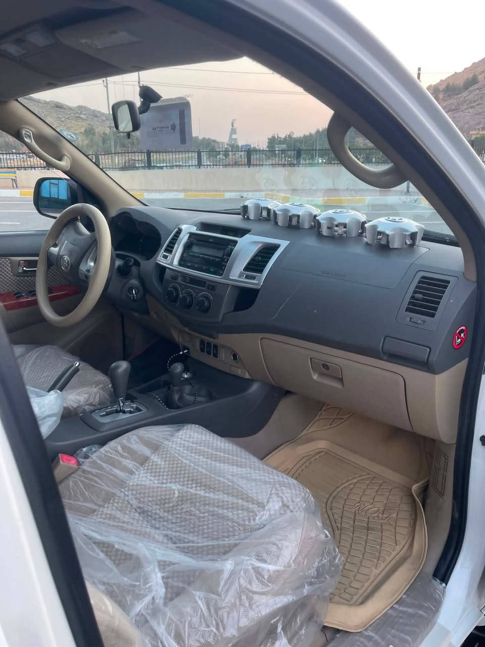 تۆیۆتا فۆرچنەر ٢٠١٣
سەیارەکە بێ بۆیاخە بێ چاڵو شوختە
٣ سویچە
سەیارەکە سەنەوی تا ٢٠٣١ تازەیە
کامل سیرڤزی بۆ کراوە
گێر و مەکینە بەشەرتی ١٠٠ فیتەر
٣ ریز کوشنە
دەبڵ ئەکسلە 
بیلاد سپۆرتە
تەبرید مەرکەزیە
ئاوێنە شەفتە 
***********
