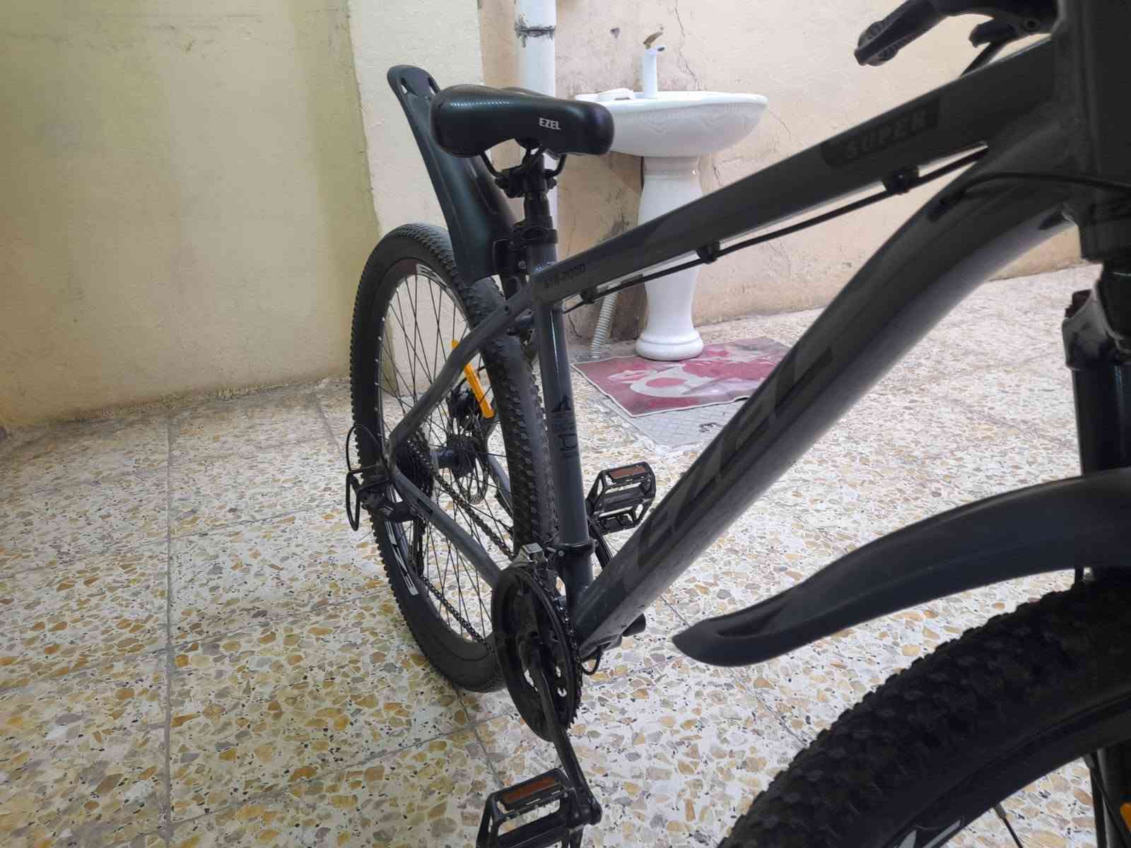 🚲 بايسكل جبلي للبيع 🚲
بايسكل جبلي حجم 27 إنج، ألمنيوم بالكامل حتى الصينية ألمنيوم.

🔹 بريكات دسكات هيدروليك لمس
🔹 الوايرات دفن
🔹 البطيخة ألمنيوم
🔹 خفيف ومرتب وشكله بسيط وحلو
🔹 مناسب للشارع والطلعات

💰 السعر 170 ألف
🤝 قابل للتفاوض ويا الجاد

📩 للاستفسار والتفاصيل راسلني خاص.
