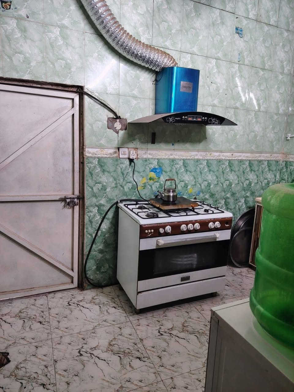 @إشارة 
بيت للبيع مساحه 100 متر خلفي عرض الدربونه متر
 وربع يحتوي على غرفه + صاله+ استقبال+ حمام منور+ طارمه+ بناء كلش جديد ونظيف  اعكاده العنوان حي سومر مقابيل محلات البلديه السعر 93
***********
