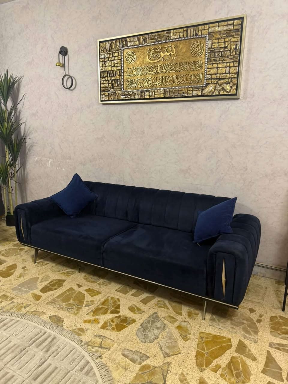 تخم تركي سرير ٨ مقعد 
وشاشه شنون حجم ٧٠ 
شاشه سوني حجم ٥٠

مكاني سيديه 
***********
