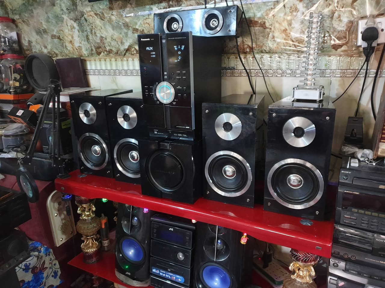 سستم مسرحي  فلاش واواكس مرحلتين  وراديو  الدي في دي والكاسيت يحتاجن ادامة اوتصليح دمام  والسماعات عدد ٤ وسنتر  وإمكانية ربط مايك عدد اثنين مع سماعة ربط اذن موضح بالفديو والصور  السعر ١٨٠ الف  الحلة مهندسين الاتصال على الخاص او موبايل  ***********  يوجد توصيل كافة المحافظات  كل الود

