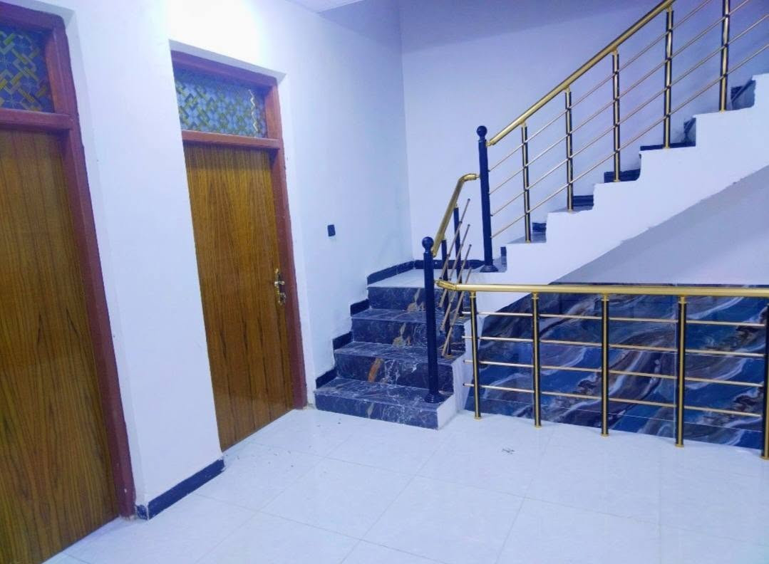 دار سكن للبيع منطقه العباسيه المساحه 125 بناء حديث طابقين يحتوي على أربع غرف نوم واربع حمامات نظام الغرف سويت صالتين واستقبال ومطبخ وكراج سياره للاستفسار الاتصال على الرقم ***********
