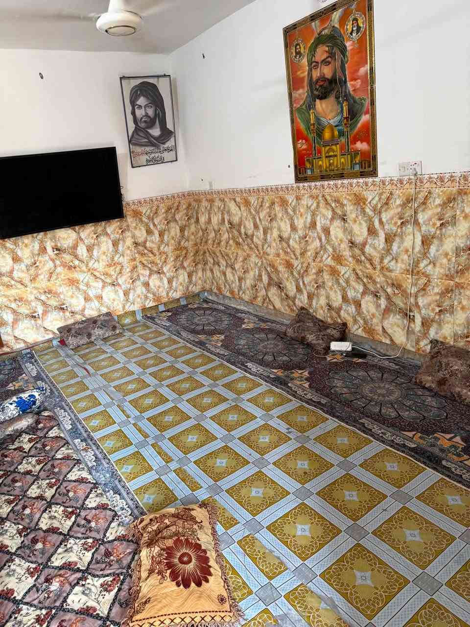 السلام عليكم 
بيت للبيع مساحة 125 متر زراعي سند 25 بغداد لبيت طابقين  يحتوي على 3غرف نوم +ستقبال + صاله +مطبخ +حمام 
حي السفير  قرب سكلة  ابو محمود تصال على الرقم ب واتساب***********
