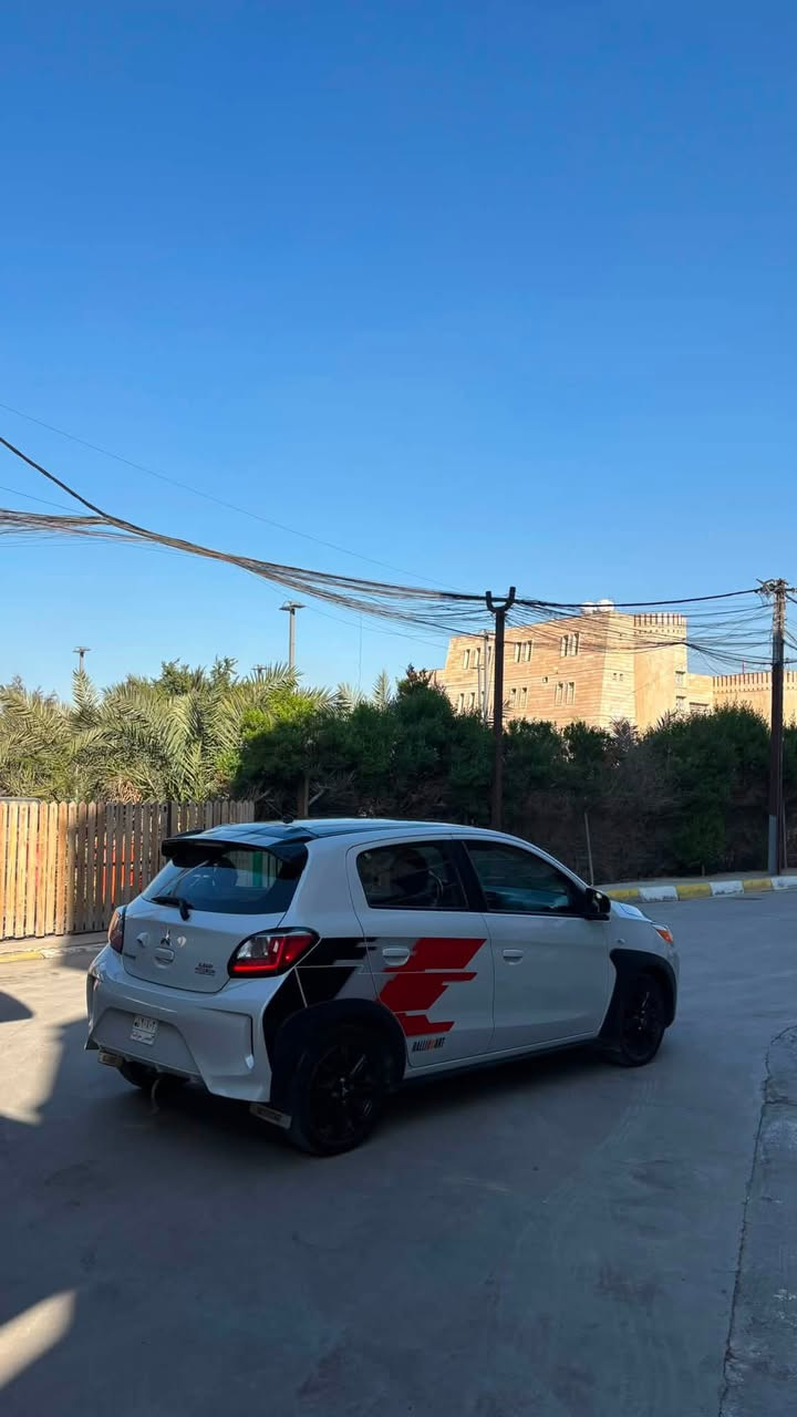 السلام عليكم  

 MITSUBISHI MIRAGE RALLIART 2023 
 المسافه المقطوعه 24000mi 
حجم المحرك : 1.2 , cyl3
لون ابيض 
بدون ايرباك 
السياره مابيها اي حادث بالبدي كلين فقط الغرفه محروكه
ابيعها على وضعها  مشتريلها بطاين جاملغات خلفيه الداخليه 
صور الحادث بالمنشور 
بدون رقم  تترقم كل المحافظات 
السعر 90 ورقه 
📍مكان السياره  بغداد حي الجامعه 
واتساب او اتصال للأستفسار 
***********
