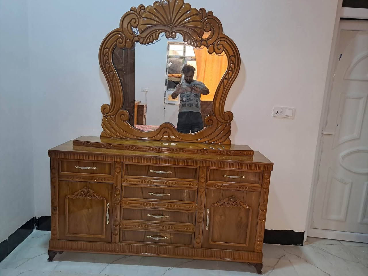 للبيع غرفة اخشاب صاج فول نظافة 7 قطع 6 ابواب ملحق غرفة جاهزة ماتحتاج اي شي وبدون عيب *********** واتساب
