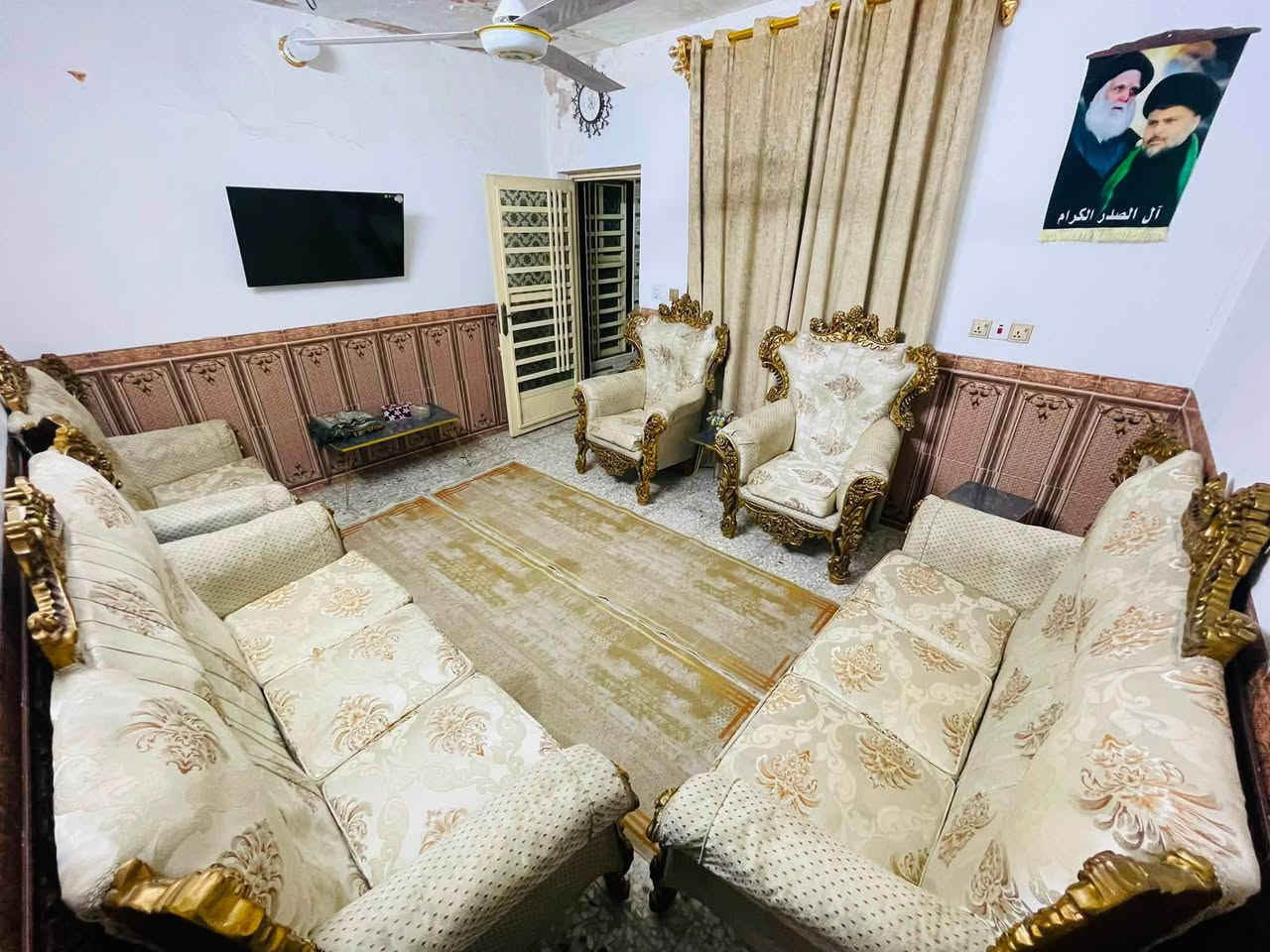 تخم🛋️ملكي تكمه ثكيل جدا ١٠ مقاعد جديد نضيف اي ضرر ما بيه السعر ٣٠٠ وبيه مجال العنوان البلديات الرقم *********** ( يوجد توصيل بعد المعاينه )
