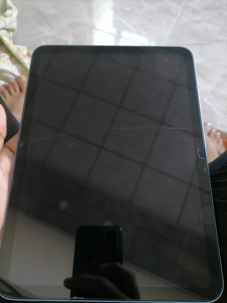 iPad الجيل العاشر
*للبيع iPad الجيل العاشر  - فول ملحقات* 
*اللون*: ازرق 
*الذاكرة*: 64GB 
*الحالة*: نضيف، شغال 100% - البطارية فوق 90%
*الملحقات*: كارتون + شاحن اصلي + قلم Anker
*الملاحظات*: بيه لاصقة شاشة فقط، ماكو اي عطل
*السعر*: ٣٧٥  الف قابل للتفاوض البسيط بدون القلم 
*المكان*: الموصل - ايسر
*الاتصال / واتساب*: ***********

---
*
