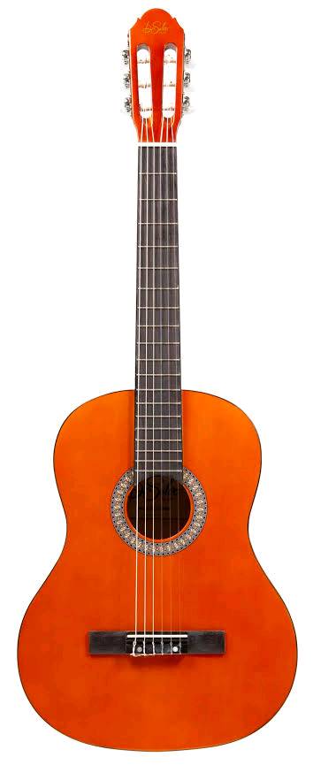 هذا غيتار كلاسيكي (Classical Guitar)، ويُعرف أيضاً بالغيتار الإسباني.
يتميز هذا النوع من الغيتارات بعدة خصائص واضحة في الصورة:
• الأوتار: يستخدم أوتاراً مصنوعة من النايلون (Nylon Strings) والتي تعطي صوتاً دافئاً وناعماً، وتكون أخف على الأصابع مقارنة بالأوتار المعدنية.
• رأس الغيتار (Headstock): يحتوي على فتحات طولية تُثبت بداخلها مفاتيح الدوزان، وهو التصميم التقليدي للغيتار الكلاسيكي.
• الرقبة (Neck): تكون عادةً أعرض ومسطحة أكثر مقارنة بالغيتار الأكوستيك (الصوتي) ذو الأوتار المعدنية.