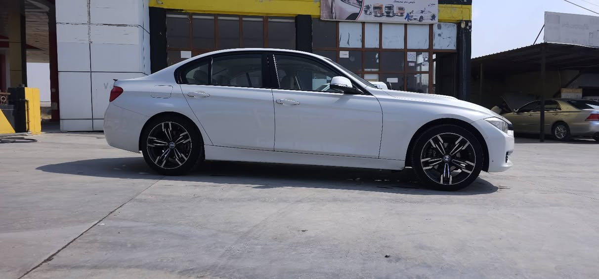 سەرەتا بەناویخوا 
bmw 318i 
مۆدیل 2016 
سەیارەکە دووپارچەی  بۆیاغە  بێ ژوورێ و بێ ناوگرتن چەملەغی لای سەیاق و بۆنیتی گۆڕاوەبۆ سپۆرت 
چوارتاییەی لۆکی لەژێرە 
ویلی سپۆرتی بۆ بەستراوە بێ کێشەیە
سەیارەکە پێشو پشتی عاسەیە و هەموویان کاردەکەن
سێ مۆدی لێخوڕینی هەیە 
سپۆرت و ئیکۆ و نۆرماڵ
سەیارەکە سێ گێڕە ئۆتماتیک و عادی و سپۆرتە 
گێڕە عادیەکەی 8 گێڕە 
تحدید سورعەیە 
سەیارەکە بەشەرتی گێڕو مەکینە
تەبرید لەسەر سویچە ساردو گەرم بێ کێشەیە 
ئاوێنەکەی دژە فوولە 
هەرچوار جامی کارەباییە 
تەحەکوماتی سەرسوکانی هەیەو هەمووی ئیش دەکات 
شاشەیەکی بێ کێشەی هەیەو هەموو شتەکانی نیشان دەدات 
وەهیچ غڕامەی لەسەر نییە تا 2027 سەنەوی نوێیە 
و بەناو خۆمەوەیە 
هیچ غڕامەیەکی لەسەر نییە 
تا بڵێی سەیارەیەکی بێ کێشەیەو کەم بەنزین دەخوات و دەبڵ تۆڕبۆیە
تەحکوماتی لایتەکانی لەناوەوەیەو هەمووی ئیش دەکات 
گڵۆپی تەمی هەیەو گڵۆپەکانی بێ کێشەن 
ئاوێنەکانی ئیشارەتن
دەتوانی لەدوورەوە لەڕێگایی سویچەکە جامەکانی داخەی و ئاوێنەی بخەوێنی
نرخی 140 گەڵاو شتێ معامەلە 
***********
 whats up و viber لەسەرەو 
تەلەفۆنیش بکەن لەخزمەتاندام بشدار, السليمانية
