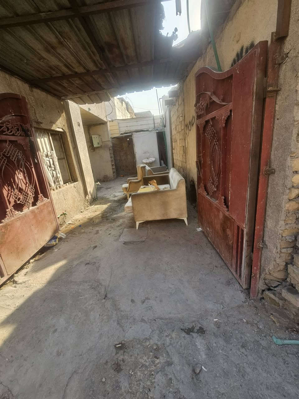 بيت للايجار كما موضح في الصور 
الموقع الاورفلي شارع الخدمي  نهاية فرع مرطبات ميلانو 
*********** رقمي واتساب متوفر
