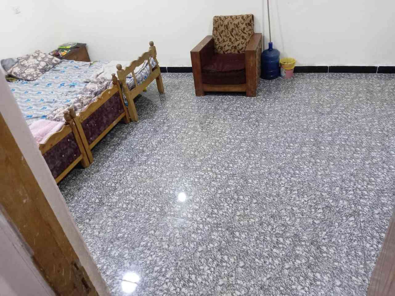 بيت للبيع مساحة 150 متر مفصول حالياً مؤجر الطابق الأول ب450 والطابق الثاني ب400 البيت حالياً بي عالم مؤجرين البيت زراعي سند 25 في منطقة الشرطه الخامسه قرب جامع الجميلي  للتواصل واتساب فقط ***********
***********
