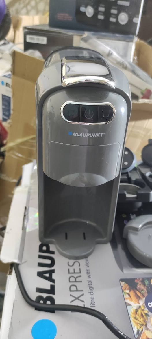 ماكينة قهوة كبسولات 3 في 1 ماركة DSP☕

تدعم عدد من الكبسولات المختلفة مثل كبسولات اسبريسو ودولتشي وغيرها كما أنها مزودة بقالب مخصص للقهوة المطحونة يسمح لك بتحضير العديد من المشروبات مثل الاسبريسو أو اللاتيه أو الكابتشينو أو القهوة الأمريكية

مميزاتها :

- يمكنك تحضير 4 اكواب 
- الجهد: 220-240 فولت ~ 50 هرتز
- الطاقة: 1400 واط
- ضغط المضخة: 20 بار
- سعة خزان المياه: 700 مل
- وقت التحضير: 40 ثانية
- خزان مياه شفاف قابل للفصل
- يمكن إيقافها يدويًا أو تلقائيًا
- توقف تلقائي في حالة نقص المياه
- إيقاف تلقائي لمدة 10 دقائق
- تدعم أنواع مختلفة من الكبسولات
- تحتوي على زرين : زر للأكواب الكبير ، زر للأكواب الصغيرة

الملحقات: 
 محول لمسحوق القهوة، محول لكبسولات نسبرسو، محول لسعة دولتشي جوستو، ملعقة قياس ، وعاء مسحوق لكوب واحد، وعاء مسحوق لكوبين

----
أطلبه والستفسار وتساب ***********
