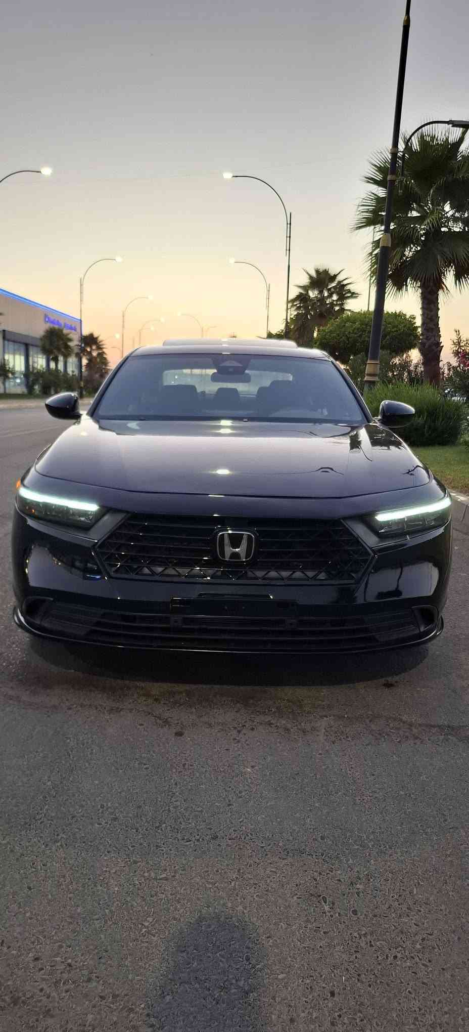 هوندا أكورد 2025 - فئة سبورت (Sport) 🚗.
📌 بيانات السيارة الأساسية:
الموديل: 2025
الفئة: سبورت / Sport
الممشى: 13,000 ميل فقط
🛠 تفاصيل البودي والضرر:
البودي: بونيد صبغ + جاملغ تعديل بارد (PDR) فقط.
البرشوت (الإيرباج): ستيرن + تحت الستيرن + دشبول (مفتوح سستم).
🌟 أبرز مواصفات فئة سبورت (Sport):
المحرك: 2.0 لتر هايبرد (أداء قوي واقتصادية بالوقود).
التصميم الخارجي:
ويل كب مقاس 19 إنش بتصميم رياضي مميز (Black Alloy).
سبويلر خلفي أسود لمظهر رياضي جذاب.
الشاشات والترفيه:
شاشة عرض لمسية كبيرة مقاس 12.3 إنش.
شاشة عدادات رقمية بالكامل (Digital Dashboard) مقاس 10.2 إنش.
دعم Apple CarPlay و Android Auto لاسلكياً (Wireless).
التجهيزات والراحة:
فتحة سقف.
مقعد السائق تحكم كهربائي.
ستيرن جلد رياضي مع دواسات تحكم بالسرعة خلف الستيرن (Paddle Shifters).
نظام تشغيل عن بعد + بصمة دخول وتشغيل.
إضاءة كاملة LED أمامية وخلفية.
أنماط قيادة متعددة (Sport / Normal / ECON).
أنظمة الأمان (Honda Sensing):
رادار تفاعلي ومثبت سرعة ذكي.
نظام المحافظة على المسار (Lane Keep Assist).
نظام الكبح التلقائي للطوارئ.
📞 للتواصل والاستفسار: [***********]
📍 المكان: [دهوك]
💰 السعر: [178 ومجال بسيط]
فقط بيع بدون مراوس سميل, دهوك
