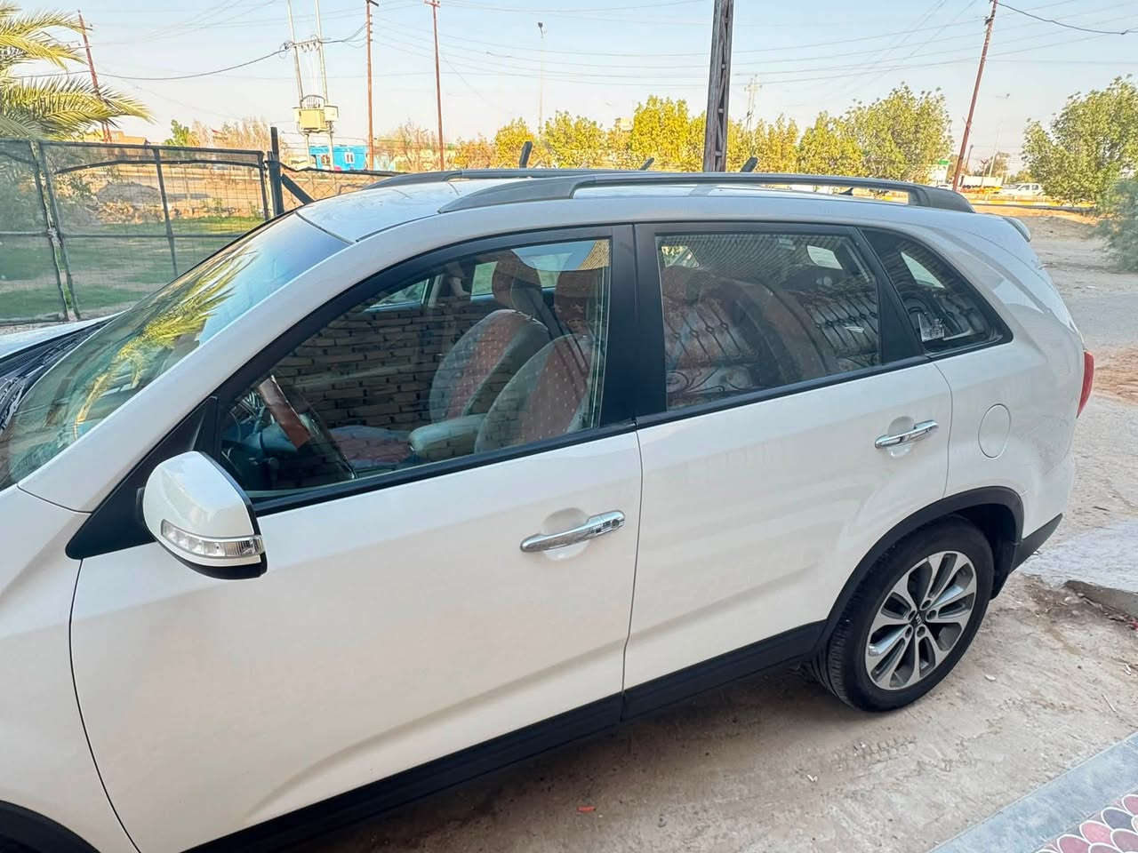 سيارة كيه سورنتو (2015) Kia Sorento خليجي المواصفات ✨:
7 راكب
المحرك =6v
سياره تحكم كهرباء في المرأة الجانبيه 
وكرسي السائق 
بصمه 
كامره خلفيه حساسات 
سيارة نضيفه كلش 

سيارة يوجد فيها فقط ضربه بسيطه في مقدمة البنيد 
ومرجعه عل بارد بدون صبغ حتى 
للاستفسار الرقم: ‭***********‬
