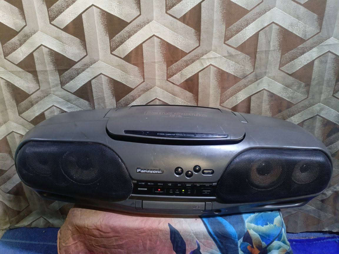 بيع 
جهاز مشترك راديو ومسجل+cd
بانسونك  دبل كاسيت RX.td909 ياباني اصلي 
سنه التصنيع 1987
كهرباء 220 بلاد ..
الجهاز بحاجه الى صيانه حاليا شغال كاسيت رقم 2 فقط ..والباقي يحتاج إلى صيانه وقوايش . شغال آواكس ..جدا نظيف بدون تصليح نهائيا بلاد على وضع الشركه 
للاستفسار *********** .. يوجد توصيل لكل المحافظات..السعر 60 الف شامل التوصيل
