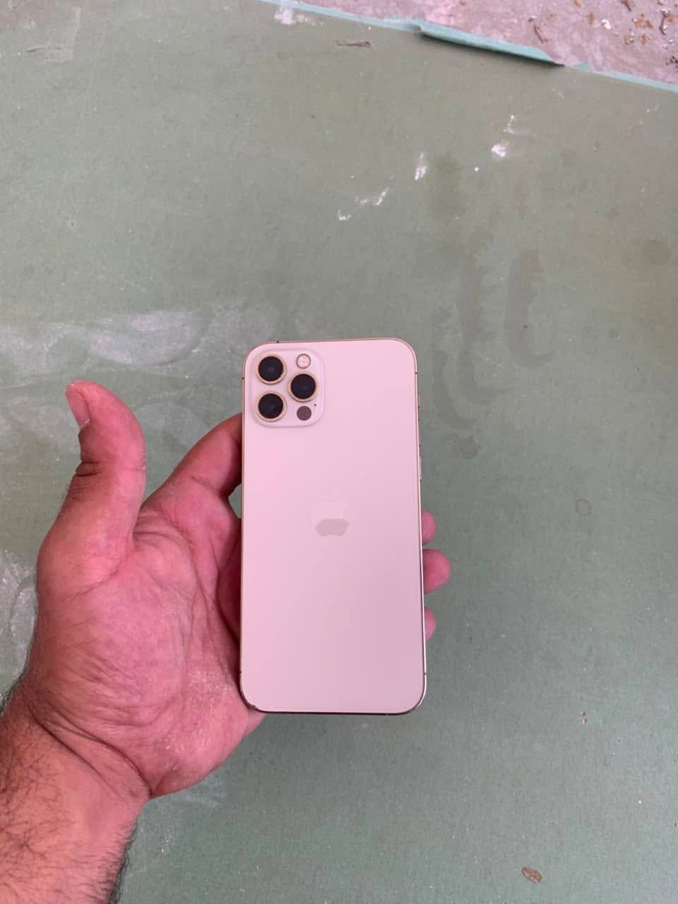ايفون 12 pro 
ذاكره ٢٥٦ 
بطاريه مبدله نسبتها حاليا ٨٤ 
بي فطر كلش بسيط بالضهر مينذكر اصلا 
سعر ٣٧٥ 
***********
مكاني بغداد حي العامل
