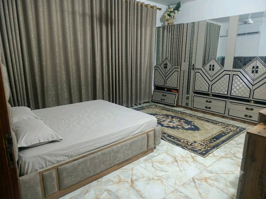 السلام عليكم بيت للبيع المساحة 110 الواجهة10 والنزال11 الطابق الأرضي يتكون من غرفة نوم وصالة واستقبال ومطبخ حار ومطبخ بارد وحمام الطابق الأول يتكون من ٣ غرف وصالة  وحمامات الطابق الثاني يتكون من بيتونه وسطح العنوان بغداد البلديات زراعي ضياء الحلفي مدخل بنزين خانه السعر مناسب جدا جدا *********** راسلني وتساب