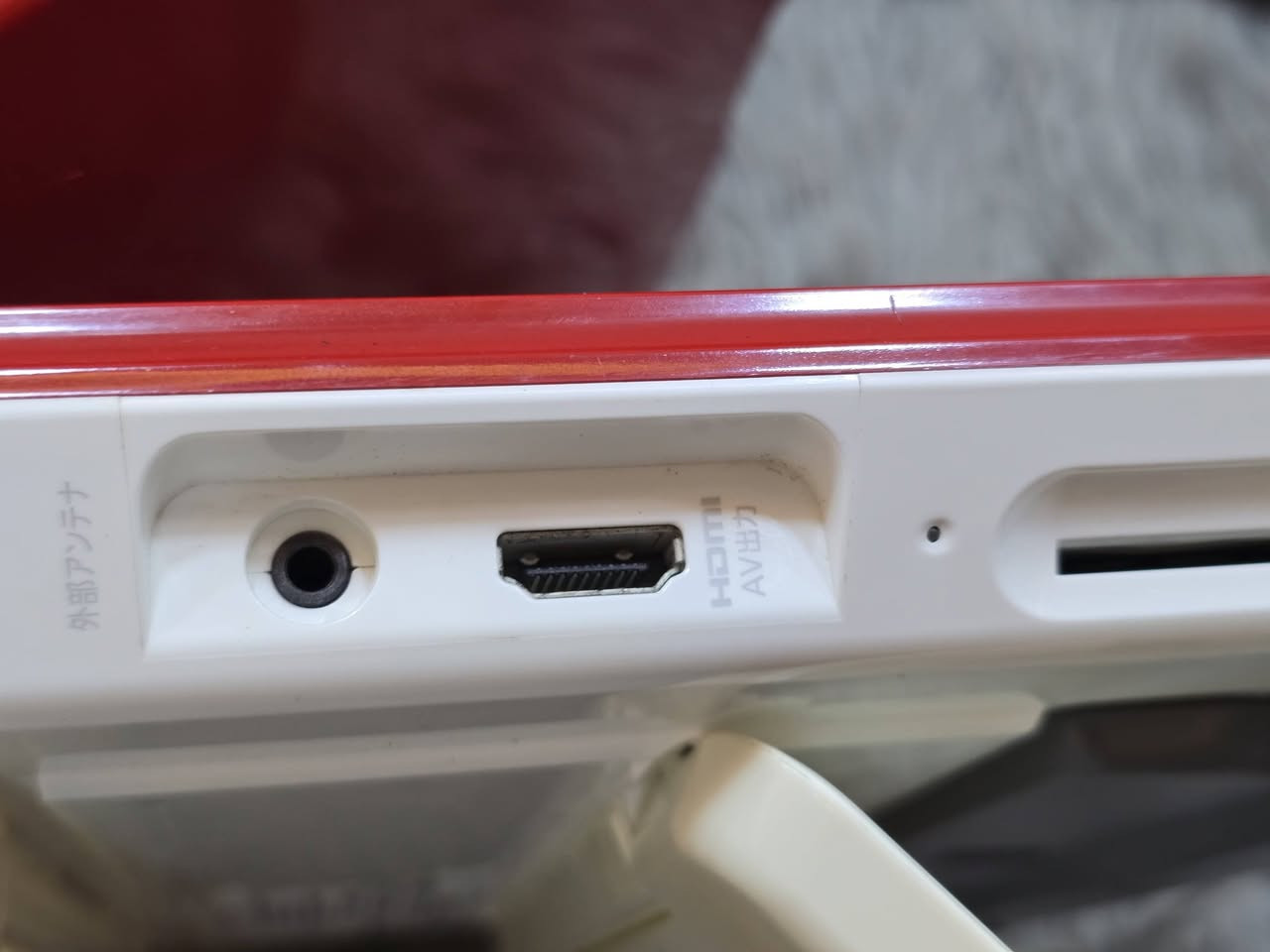 🔴 للبيع: مشغل بلوراي وتلفزيون محمول Panasonic VIERA (DMP-BV300)
​مشغل أقراص شامل وشاشة محمولة بتصميم ياباني أنيق ولون أحمر مميز!
​🌟 المواصفات والمميزات:
​الماركة والموديل: Panasonic VIERA DMP-BV300.
​تشغيل الميديا: يدعم تشغيل أقراص Blu-ray Disc، بالإضافة إلى أقراص DVD والأقراص المدمجة.
​استقبال بث: مزود بنظام هوائي رباعي (4-Antenna Diversity System) لالتقاط البث التلفزيوني بوضوح.
​التصميم: تصميم أنيق ومبتكر بشاشة قابلة للتعديل وتعمل كمسند، مع سماعات مدمجة عالية النقاوة.
​الحالة: شغال بحالة ممتازة جداً ونظيف. مع محول شحن. مكاني. السماوه ***********
