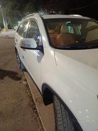 من رخصة الادمن سورنتو موديل ٢٠١٥ شركه العامه ماشيه ١٣٦ الف km صبغ نصف ...