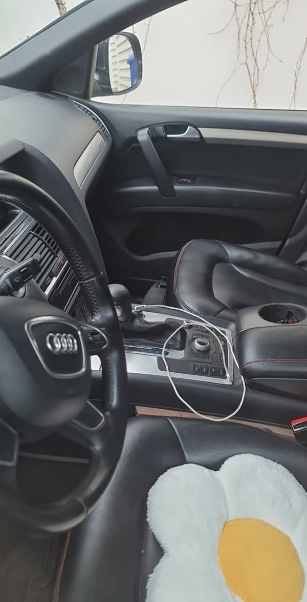 ***********
***********
 Audi Q7 2011 clean 
سنوية باسمى تحويل او وكالة بشرط
عليها غرامة ١٠ ورقه نزل من السعر
تبريد ثلج
كيرو محرك بشرط
مكفولة من الحادث
سعر المطلوب ٩٧$ ورقه ومجال
