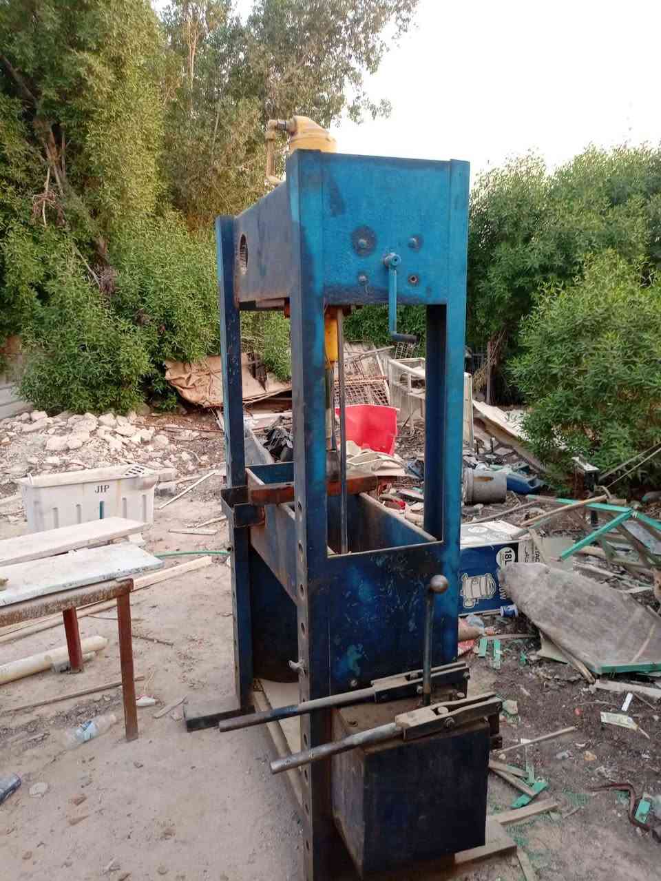 بريس للبيع الحجم ٤٠طن
السعر مليون وبي مجال
***********
