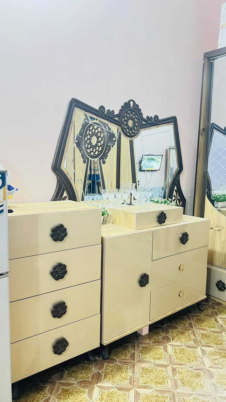 غرفه نوم للبيع ايطاليه للتواصل اتصل بي
*********** واتساب
