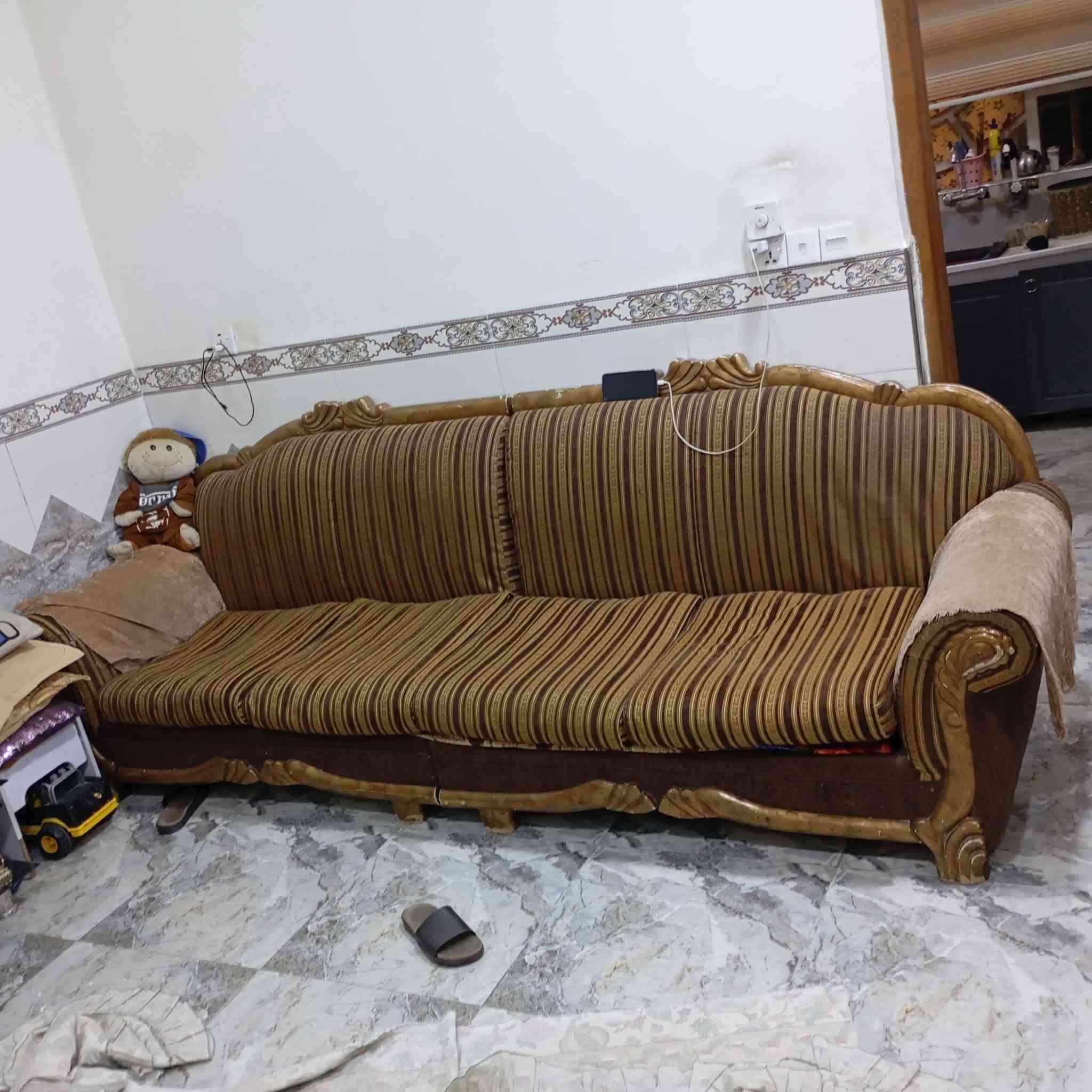 كنب • ١٦مقعد • نضيف
