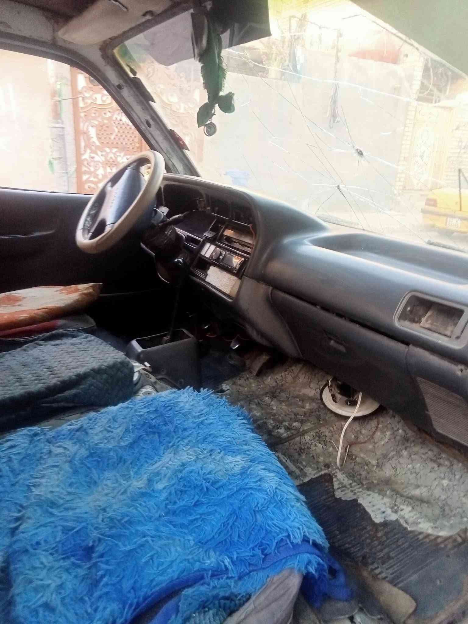 السلام عليكم
عندي كيا هايسة 
كهربائيات شغالة
تاير نص عمر
مكينه فتون
رقم قادسية
السعر23$
والتفاصيل اتصلو علة هذا رقم ***********
