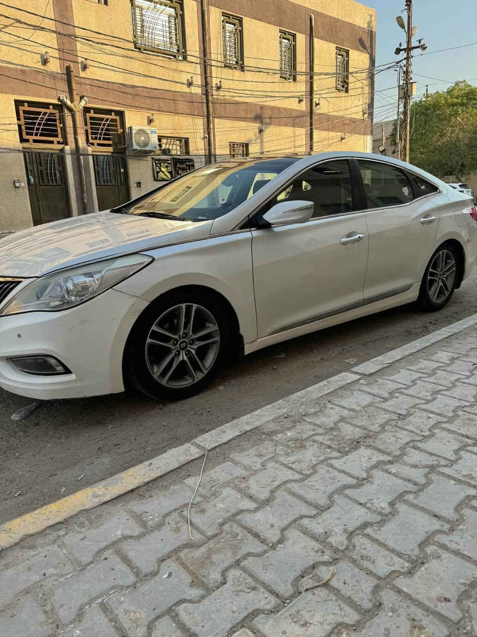 السلام عليكم  
ازيره خليجي موديل 2014 فول مواصفات ماشيه 97 الف كم 
محرك 2400 
مكفولة من الحادث
 بيه فقط بارد شويه وشبر صبغ السياره حلوه وجاهزه 
السعر 105 وبيه مجال 
رقم اربيل عندي بيه وكاله السنوية ساقطة من سنة 2017 
مكانه كربلاء السعدية قرب فندق القريشي
للاستفسار ***********
