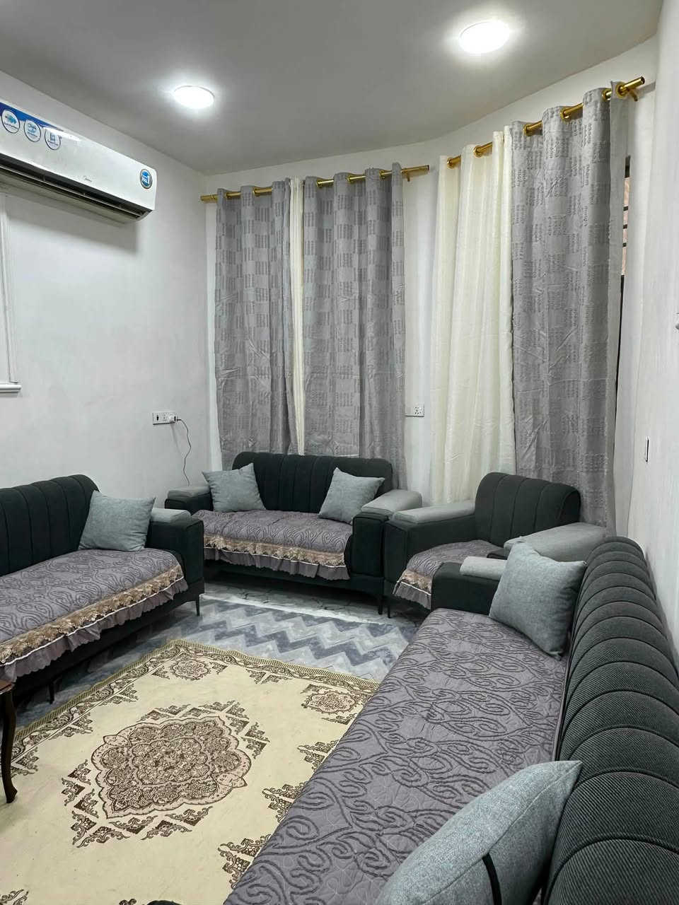 بيت للبيع ١٠٠ م الزعفرانية زراعي بيت بنية سند ٢٥ 
بناء حديث فرع ٣٢ يمينا
طابق واحد يحتوي على طرمة كبيرة ومدخلين وصالة وغرفة نوم واحدة  و مطبخ ومنور مثل ما مبين بالصور ( السعر ٨٣ ) مليون 
(( ما ابيع قسط )) المراجعة في نفس البيت 
للاتصال *********** ابو احمد ( واتساب )

