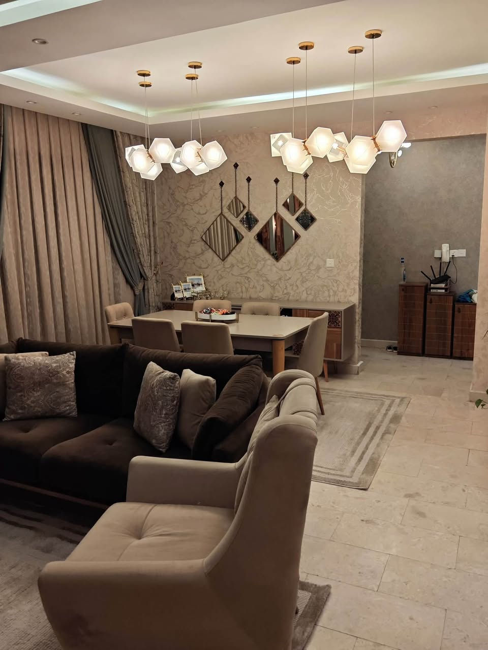 شقة للبيع 

مجمع الايادي السكني ( بسكولاته ) 

عمارة 20 
طابق ٥ 
وجه عالسريع 

163 متر مربع 

الشقة صارفين عليها ومغير هواي امور بيها 

أرضيات الشقة مرمر 
حمامات إسباني من اشتي 
غربيات ومغاسل وخلاطات فيترا تعليق 
الشبابيك دبل كلاس مع المنيوم ثيرمل بريك من الومكس 
الأبواب خشب تركية
الكاونتر خشب hdf من كارش
باب سلايد بالغرفه الوسطيه يفتح على مخزن
سبالت عدد 4 گري 
سخانات عدد١ 
الشقه تباع مؤثثه
 

لمعرفة تفاصيل اكثر الاتصال عالرقم 
***********
