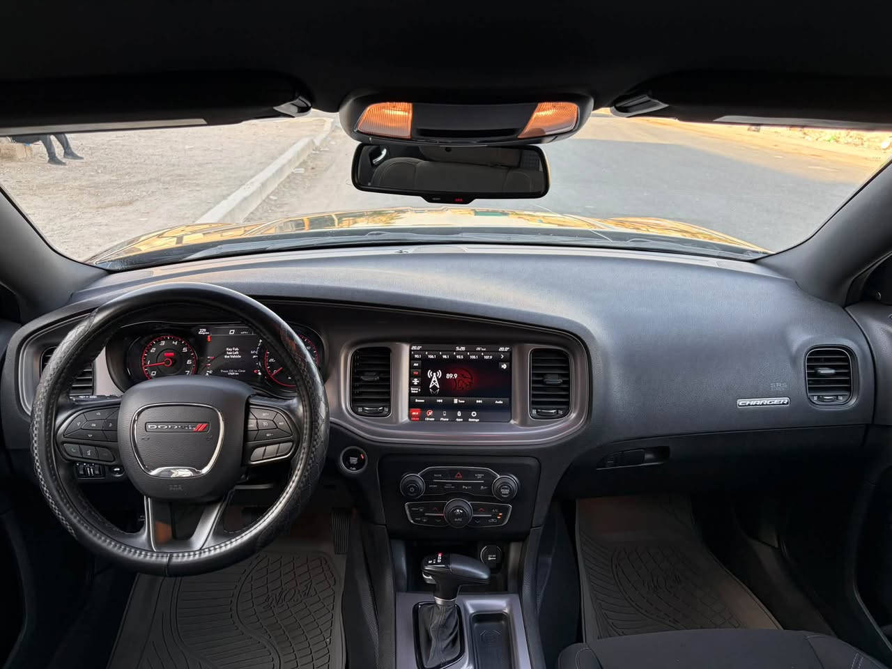 جارجر2023 sxt اخر اصدار محرك 3600 ماشية 12000ميل حادث بسيط رقمها بغداد سعرها 25000$بيها مجال بسيط مكاني زيونه ***********
