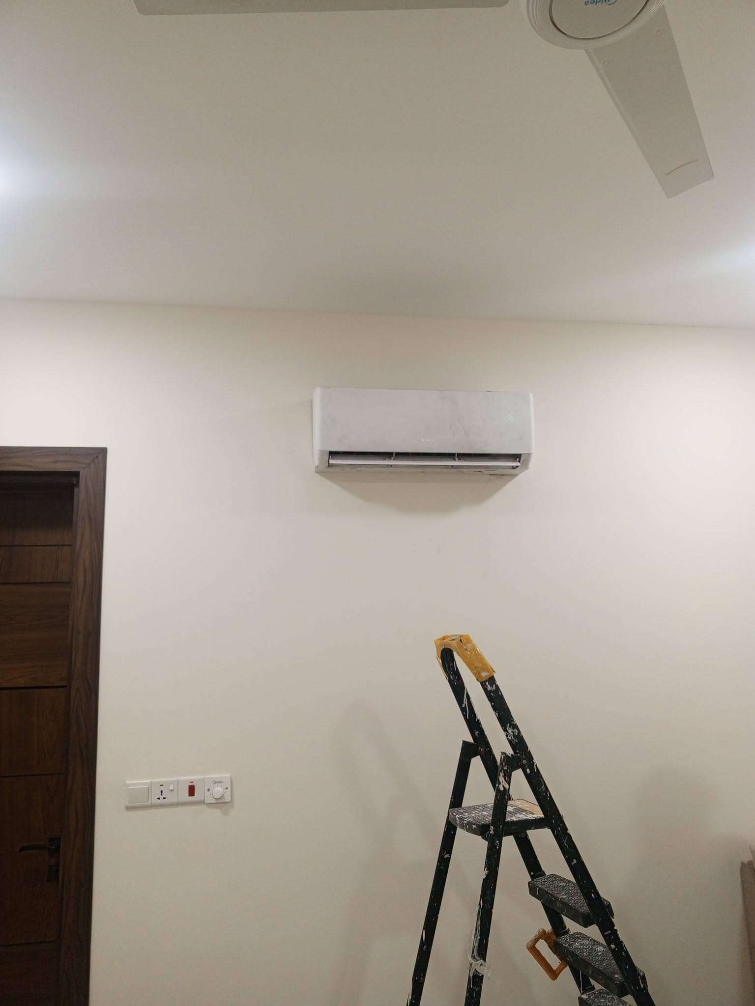 ورشه تبريد متنقله في بغداد 🌐 
لتنصيب وتركيب سبالت ❄️ وفتح سبالت ❄️ وغسل وتنظيف جميع انواع السبالت 💧
📍(نصلكم جميع مناطق بغداد 🌐) 
////////////////////////////////////////////////
♦️جزء من اعمال ورشتنه لهذا الاسبوع ♦️
1️⃣ تنصيب سبالت نوع توسوت TOSOT البلسان 2طن 3طن غاز 410R في منطقه المنصور/ ولبياع
2️⃣ تنصيب سبالت نوع (كري/ميديا/اوكس/LG/TCL) تحكم بالامبيريه 
3️⃣ فتح سبالت أخرى مع غسلهن عدد 3💧
✅ نصلكم جميع مناطق بغداد 🏠
✅ سرعه في إنجاز العمل مع ضمان 

⭕ للتواصل عبر الرقم:
📱*********** واتساب ✅ 
او مراسله الصفحه 📩

نص مكتوب في الصور:
- ***********
