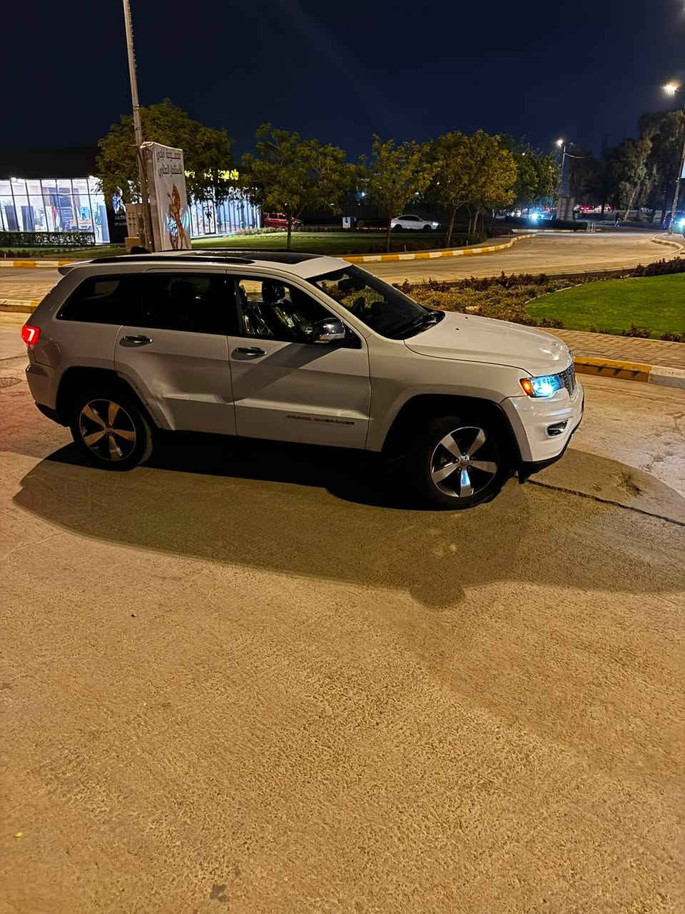 جيب لاريدو . 15 . رقم بغداد الدولي
*موصفات 1/1
*حجم المحرك ؛ 6 سلندر 3600
‏*ماوس وضعيات قيادة الفور ويل
*بانوراما غرفة السيارة جلد وارد أمريكي 
*أناره ترحيب حساس خلفي رادار
*بصمه دخول ذكي صندوق كهربائي 
* ويل حجم 20 )شفتات ستيرن
* لد امامي لايت زينون بلاد
* سستم. صوت 9 سماعات دمام خلفي
* سيارة حلوة جديدة 
*رقم جوال ‭***********‬
* ساكن بغداد 
سعر 175 وبيه مجال بصيط
