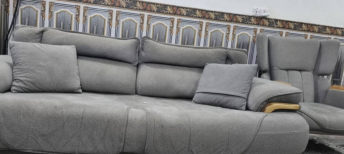 السلام عليكم ورحمة الله وبركاته..
للبيع تخم قنفات تركي منشأ أصلي، بحالة ممتازة جداً ونظيف جداً (مثل ما موضح بالصور).
​✨ المواصفات والمميزات:
​النوع: تخم تركي أصلي بتصميم مودرن ومريح.
​الخشب: خشب زان أصلي متين وثقيل (يتحمل وعمر طويل).
​الميزة الأساسية: التخم عملي جداً ويرهم كذالك سرير للنوم (مريح جداً للاستخدام اليومي أو للخطار).
​الملحقات: يأتي مع كامل ملحقاته من الوسائد (الخداديات) الصغيرة المحشوة جيداُ.
​الوضع الحالي: التخم مغلف جزئياً من الأسفل للحفاظ عليه ونظيف تماماً.
​💵 السعر:800 وبي مجال بسيط
واتساب ***********
