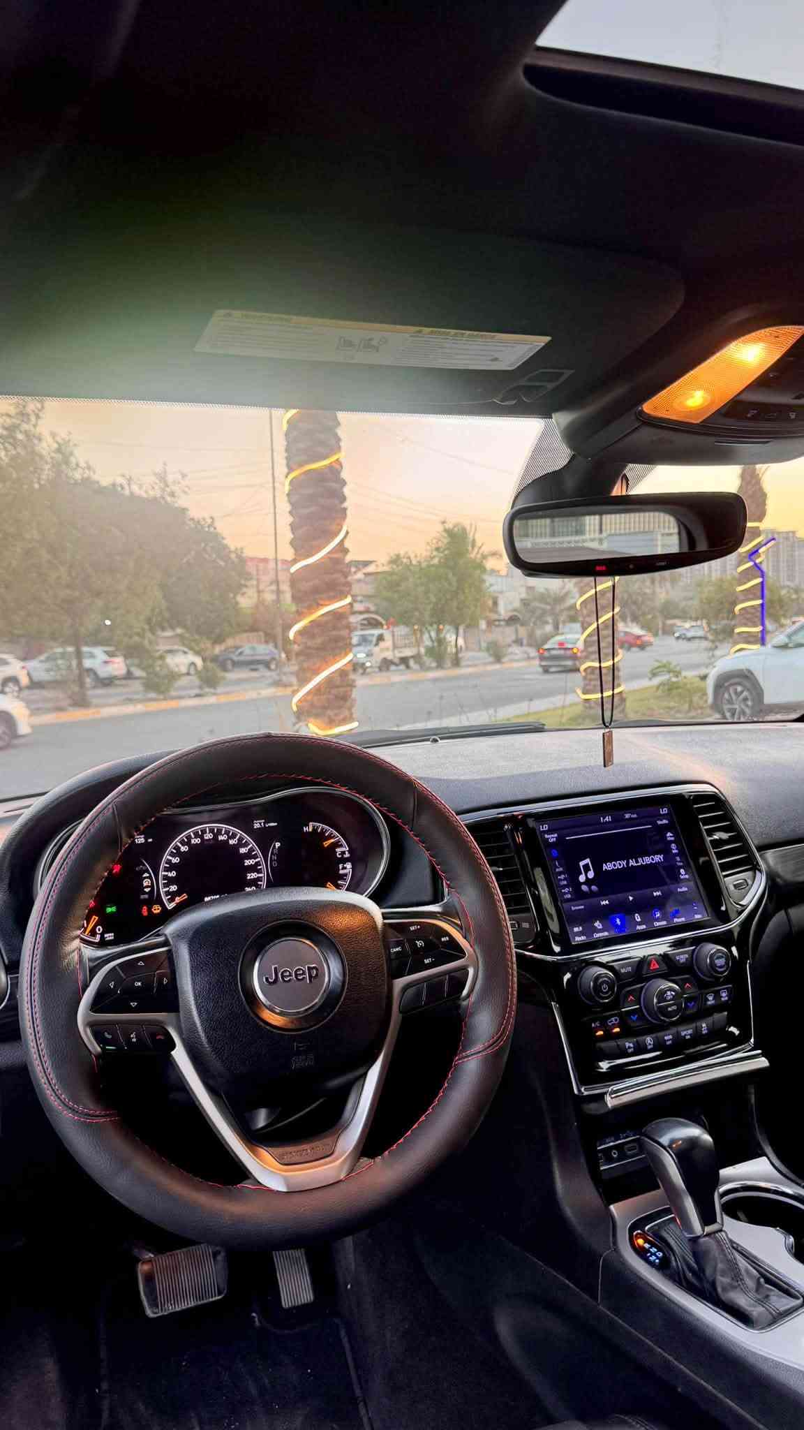 سلام عليكم  جيب شيروكي بلاك توب
الموديل 2019
بيع او مراوس حسب القناعه 
وارد امريكي حادثها قطعتين تبديل باقي سيارة كفالة من البارد
رقم بغداد بأسمي تحويل ثاني يوم
كشنات جلد وشاموا
تدفئه ستيرن وكشنات 
حساسات خلفية
كاميرا خلفيه
توقف تلقائي
شاشة كبيره
فتحه سلايت
كراسي كهربائية
تدفئه مرايات جانبيه 
اوتو بارك
ويل عشرين بلادي
3انظمه قيادة نورمل سبورت ايكو 
مكينة v6
گير 8 نمر 
تبريد قطعتين 
صندوق كهرباء وباقي المواصفات المعروفه 
 .. حادثها مرفق مع الصور 
السيارة نظيفة جدًا وحادثها بأمريكا موضح بالصور
السعر 210 وبيها مجال مكاني بغداد حي الجهاد
 اي استفسار الاتصال على ***********
