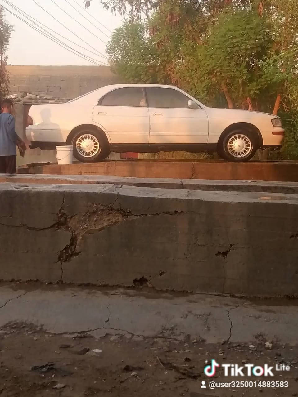 سياره بطه موديل 92 مصفره ولاالف عليه تحويل ثاني يؤم ***********

نص مكتوب في الصور:
- @user3250014883583
- TikTok Lite