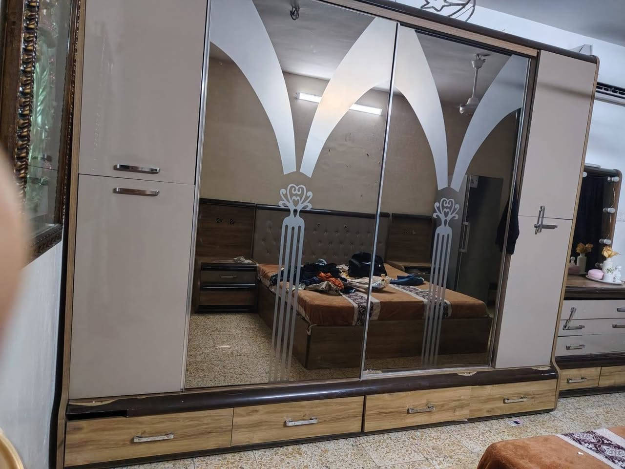 السلام عليكم غرفة كدام العين للبيع مستعجل على البيع عندي شغل عمالة بالبيت 200 الف مكانهة بغداد جديدة الامين الثانية ***********
