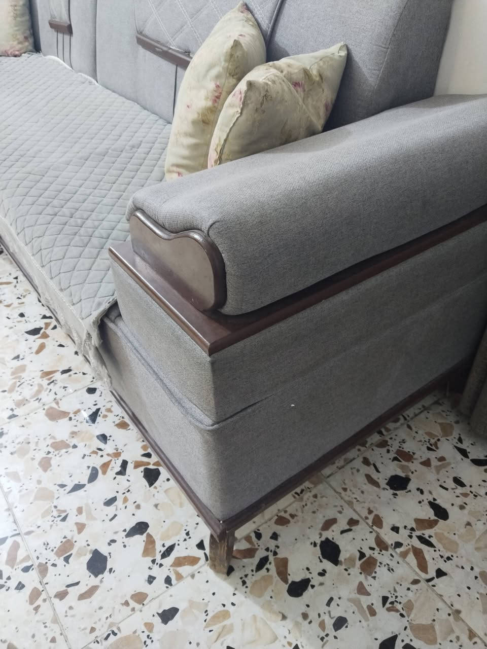 كنب للبيع • نضيف جداً • مستعمل قليل