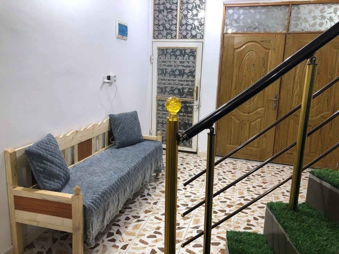 🔴 بيع مستعجل – دار 100م² في النجف / شارع المطار الجديد قريب ع الشارع🔴
🏠 دار مرتب ونظيف وجاهز للسكن
📍 الموقع: شارع المطار الجديد – شارع السبيس
📐 المساحة: 100م²
📜 سند 25 مشمول بقرار المحكمه – طابو زراعي
🏡 طابقين
تفاصيل الدار:
• الطابق الأول: غرفة + صالة + استقبال + مطبخ حار + مطبخ بارد
• منورين
• صحيات داخلية وخارجية
• الطابق الثاني: غرفة + صالة + مخزن بالسطح 
• البيت مرتفع عن مستوى الشارع
• الأساس والسقف كونكريت
• أرضيات بورسلين
• سقف ثانوي للبيت
• المنطقة مأهولة والخدمات متوفرة
• قريب من الشارع والخدمات
💰 السعر: 51 غير قابل للتفاوض
📞 التواصل مباشرة مع صاحب البيت
📱 واتساب: ***********
