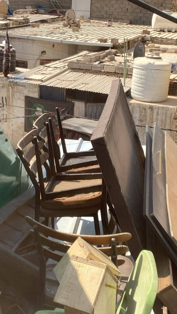 غرفه نوم بيها اضرار بسيطه بدون صومايه يعني جربايه وجرابي مال اطفال عدد ثنين وكراسي عدد٥  كلش قويات مكاني بغداد المشتل قيم واخذ رقمي بي واتساب ***********
