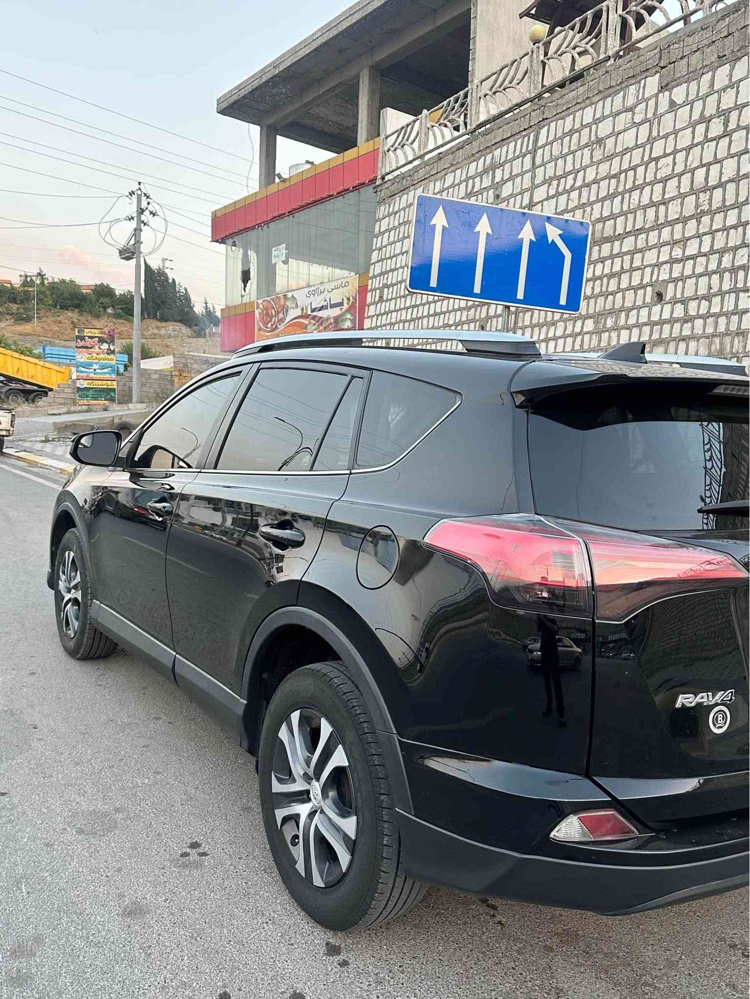 Toyota ra4 2017 AWD 
٧٢ هه زار رؤيشتووه
ده بل اكسل 
به س بونيتى په مپه بى داخلى 
شانسى و بدنه به شه رت 

كير و مكينه  به شه رت نه كرايته وه 
بئ عه يب

رقم و سنوى نوي يه  به ناوى خومه 
          ☎️   *********** أربيل, العراق
