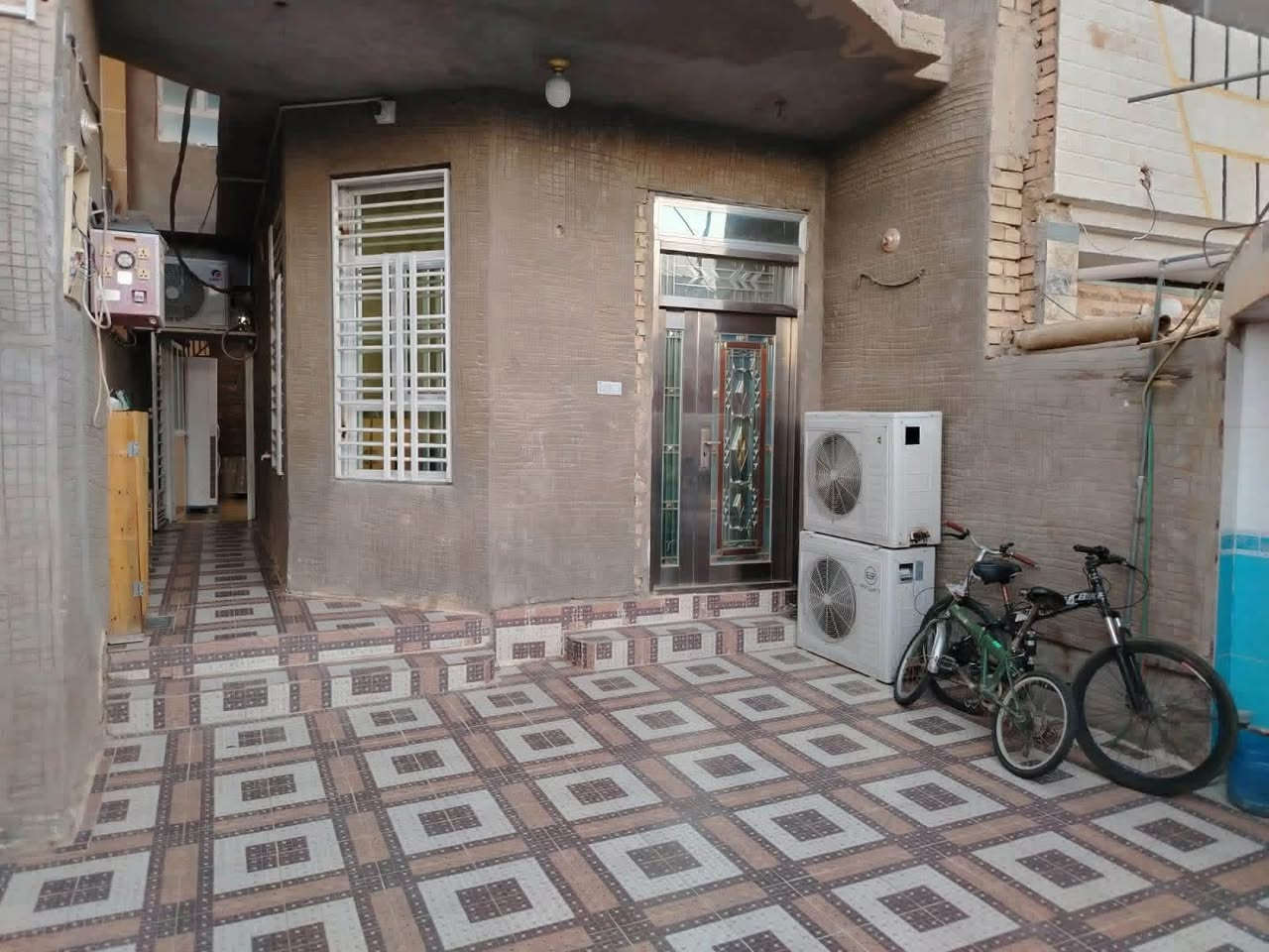 � على بركة الله تعالى — دار طابو ملك صرف للبيع في حي التحرير
للبيع دار سكنية مميزة الموقع في حي التحرير، مقابل مستوصف التحرير الثاني وتبعد مباشرة بفرع واحد فقط ، الموقع هادئ وذو مساحات خضراء ومكتمل الخدمات.

📐 المساحة:

* مساحة الدار: 100 م²

* واقع الحال: 115 م² 

* مع وجود منور خلف الدار .

🏡 مواصفات الدار:

* كراج داخلي وخارجي للسيارة.

* صحيات داخلية وخارجية.

* استقبال للضيوف.

* صالة جلوس كبيرة.

* مطبخ حديث.

* الطابق الثاني يتكون من غرفتي نوم.

* الدار مبني بالطابوق الحديث.

* سنة البناء تقريباً 2016–2017.

🛣️ المنطقة مكتملة الخدمات، وتشمل:

* شبكة مياه شرب ٣خطوط.

* شبكة مجاري وصرف صحي.

* شبكة اتصالات وطنية للإنترنت.

* تبليط الشوارع.

* أرصفة مكتملة.

* منطقة سكنية هادئة ومهيأة للسكن.

* واجهة الدار فقط مع الدرج الداخلي غير مكتملة، مما يتيح للمشتري إكمالها حسب ذوقه ورغبته.

📸 الدار كما موضح في الصور المرفقة.

📍 الموقع: التحرير – مقابل مستوصف التحرير الثاني – قريب من الشارع العام .

للاستفسار والتواصل بكل ترحيب:

                                    📞 *********** 

👤 المهندس خالد مخيبر القيسي
