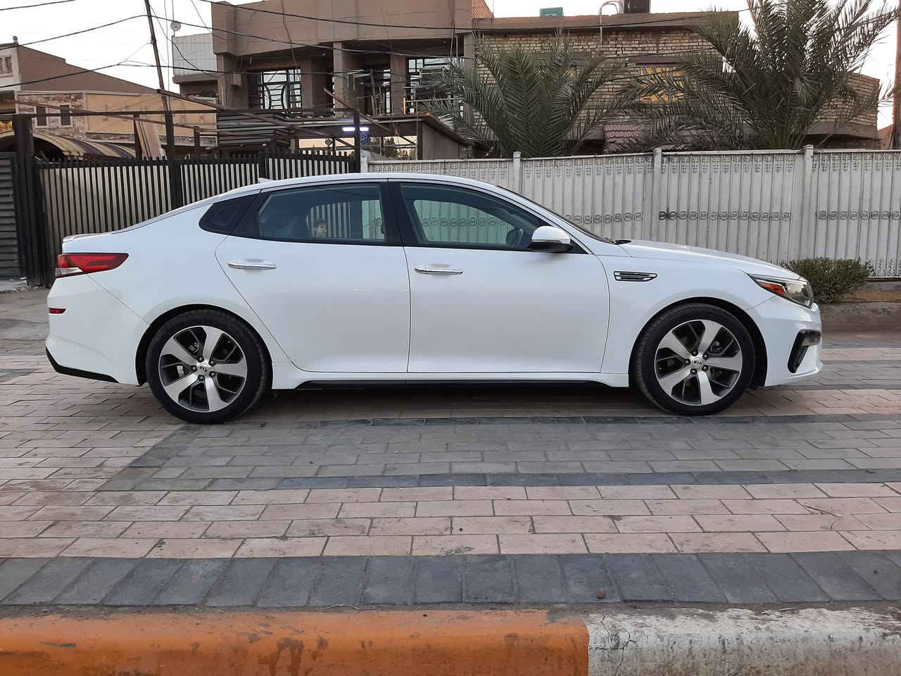 موديل 2019
سنوية جديدة بأسمي
ماشية 69 
حادثها من امريكا كما موضح في الصورة
وهنا بلعراق بيها طخه بلبنيد فقط
مكان السيارة/بغداد/الدورة/شارع كفاءات الصحة
سعر 135
***********

