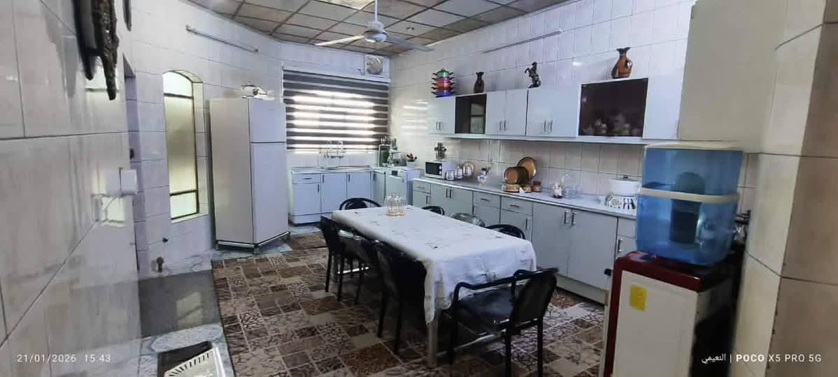 دار للبيع 
في حي الكفاءت الثانيه
مساحه ٣٠٠ متر واجها ١٢  صالح للسكن 
يتكون من طابقين مع خدمات بالطابقين 
الاول ٣ غرف نوم مع مطبخ واستقبال وهول 
للاستفسار مراجعه المكتب او الاتصال بنا 
*********** /***********
